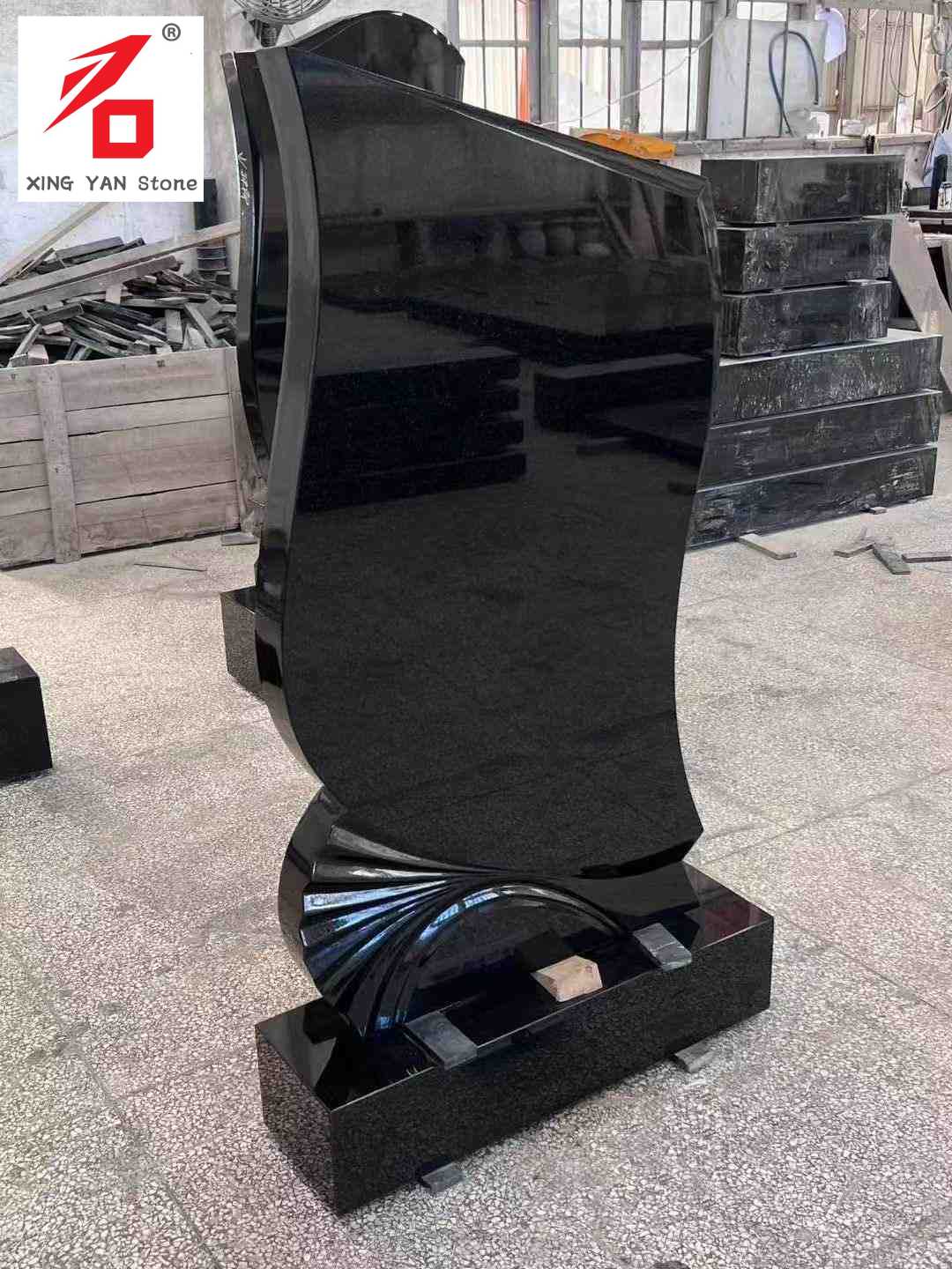 Художественное надгробие черной формы