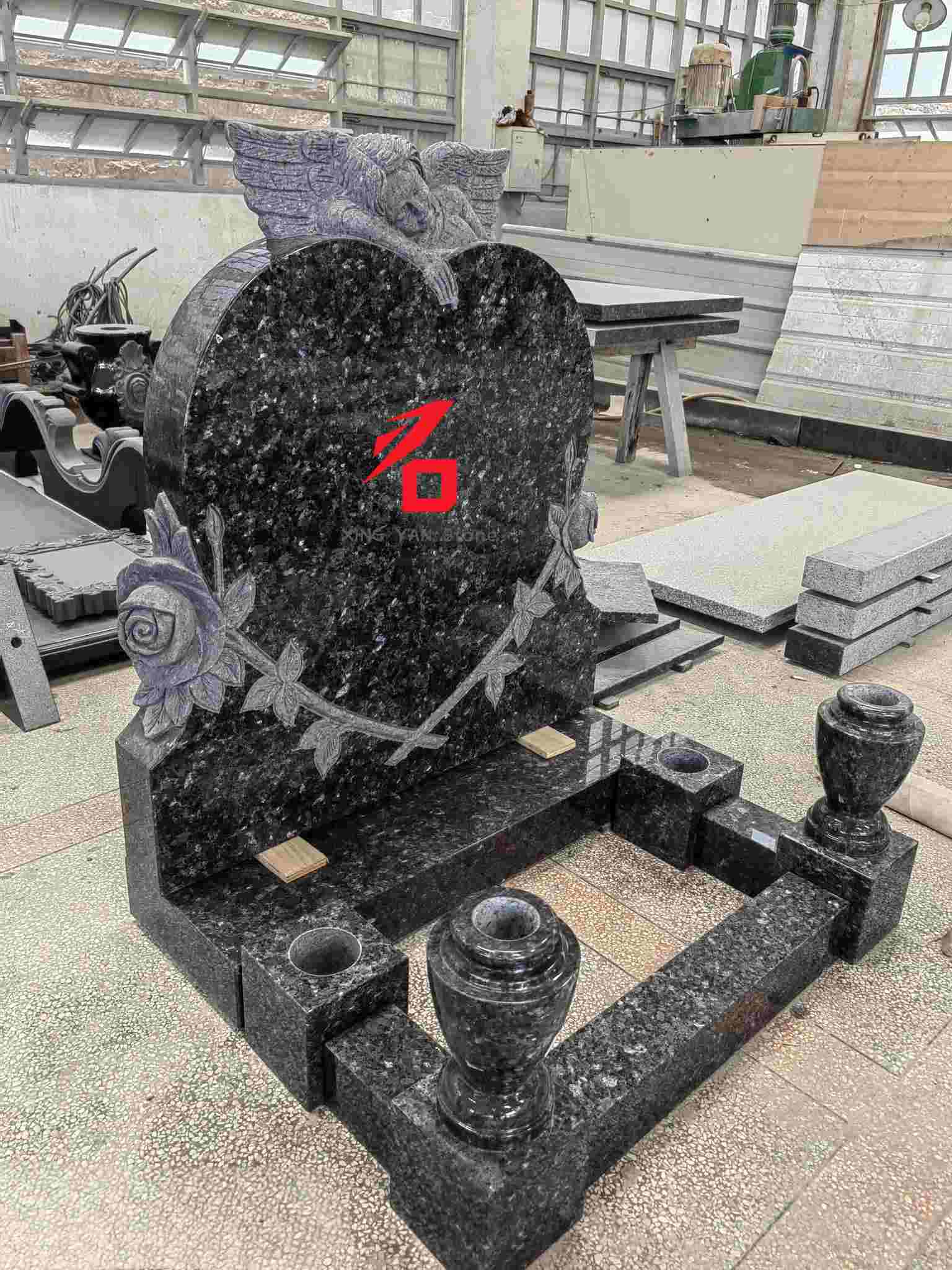 Мемориальный надгробный камень ангела в форме сердца из гранита с синей жемчужиной