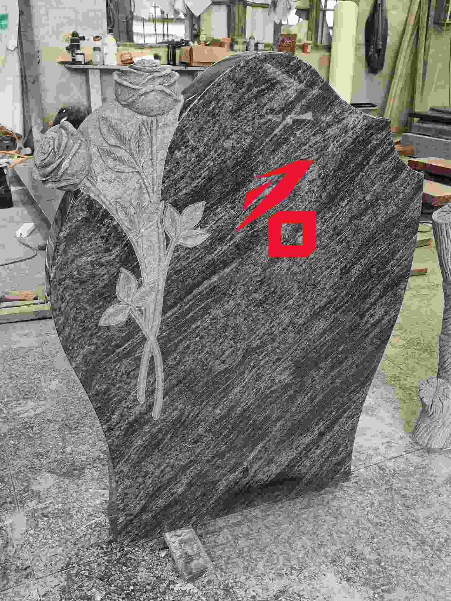 Мемориальный надгробие в форме розы в форме сердца