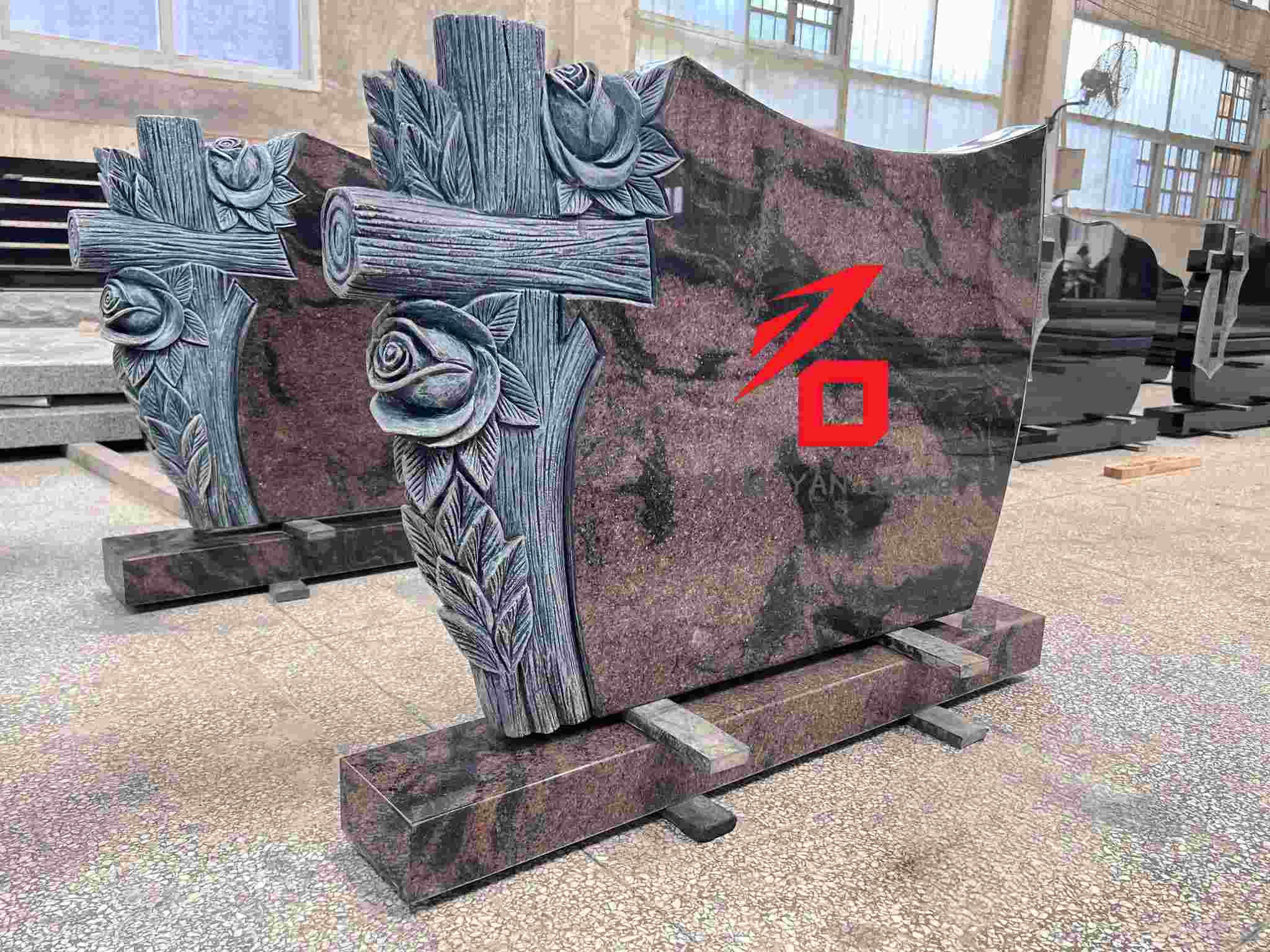 Мемориальное надгробие с узором розы и креста